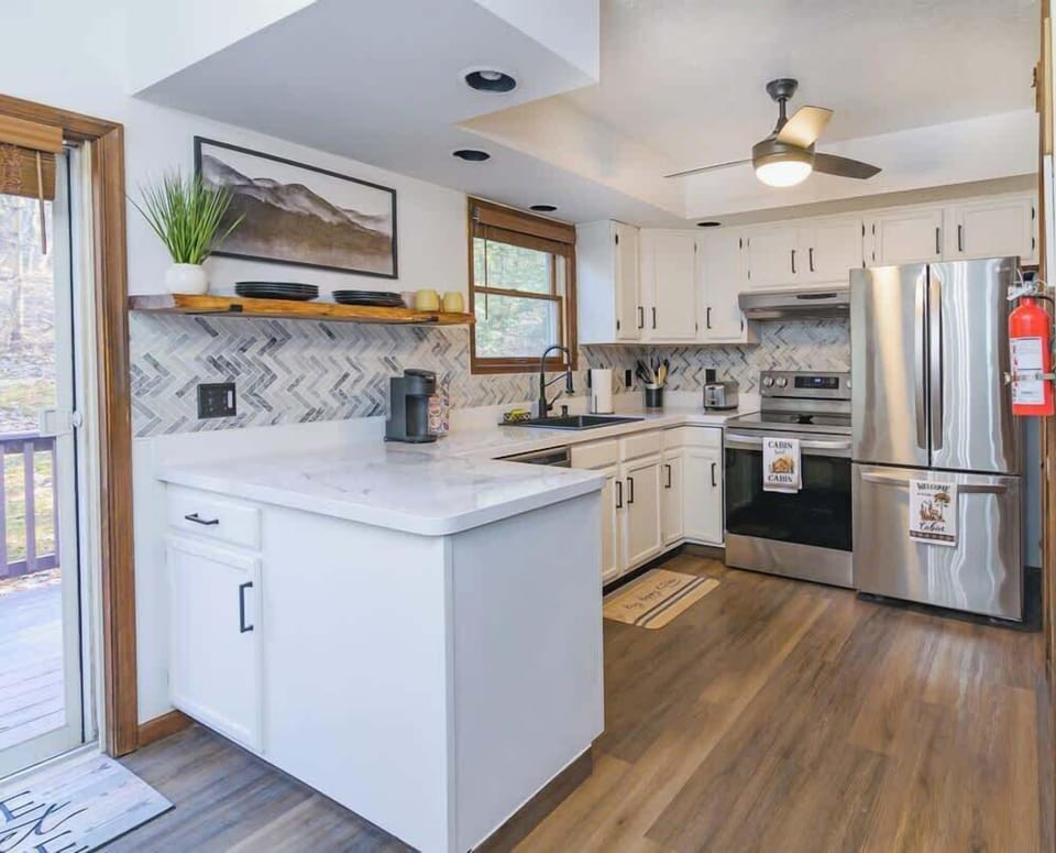 Full kitchen with SS appliances!
