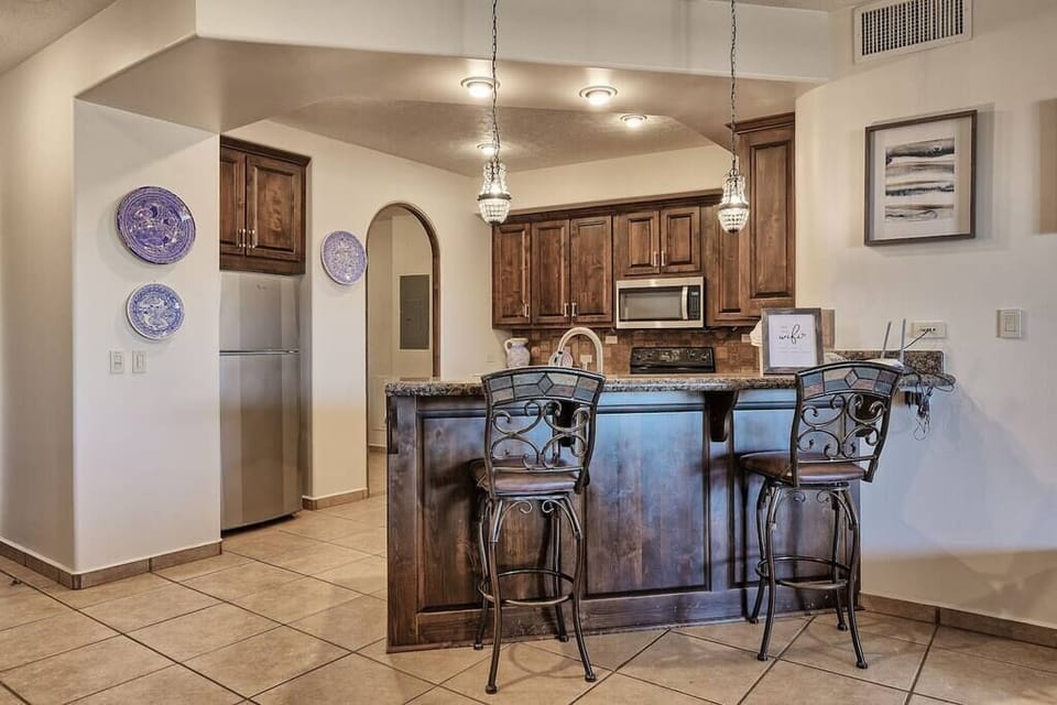 Kitchen & Breakfast Bar