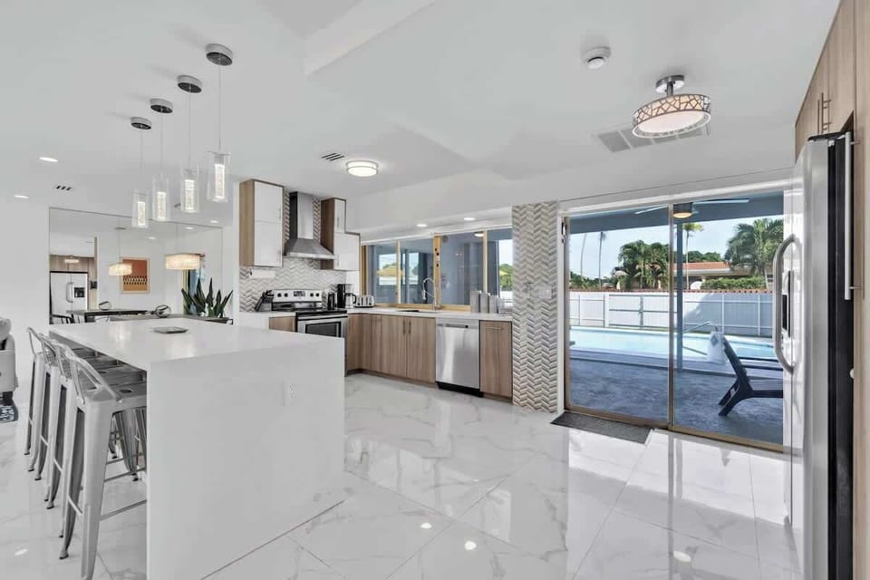 Cook, dine, and unwind in this sunlit retreat 🍽️ With a chef’s kitchen, poolside views, and open layout, this vacation rental is perfect for family vacations, group escapes, or long-term stays. Modern comfort meets tropical living.