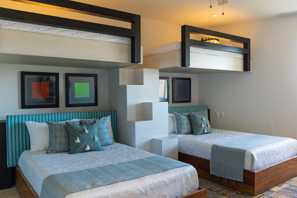 Family Bunkroom - Dble Full Size bed and Double Single bunks