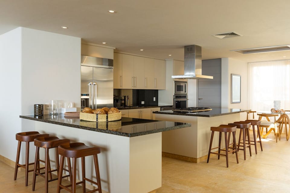 Kitchen Bar, Island & breakfast nook 