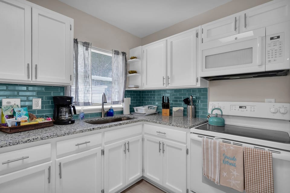 Fully equiped kitchen with stove, microwave and other basic essentials