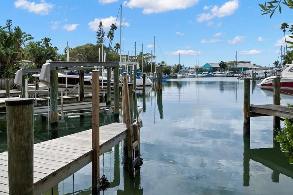 Shared Dock in back yard for renters with a boat, prior authorization required