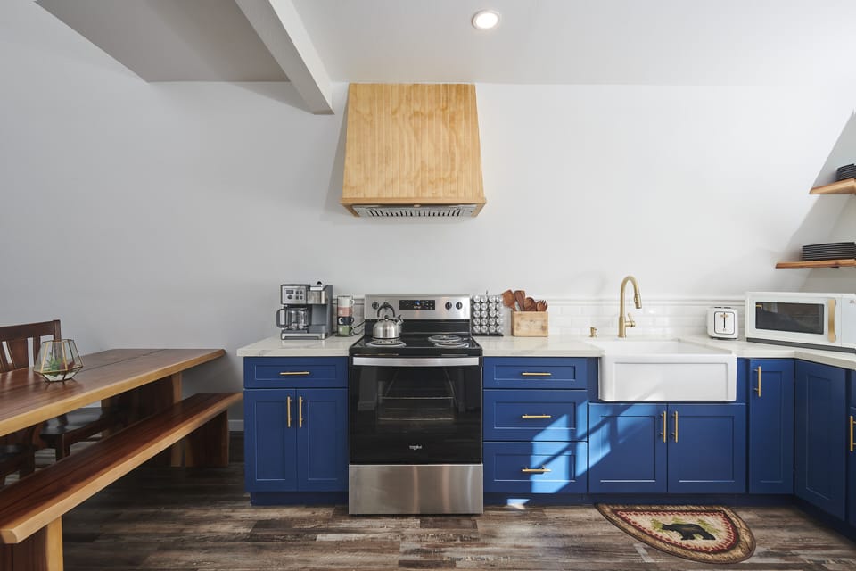 Fully equipped kitchen with brand new appliances and dual pods/drip coffee