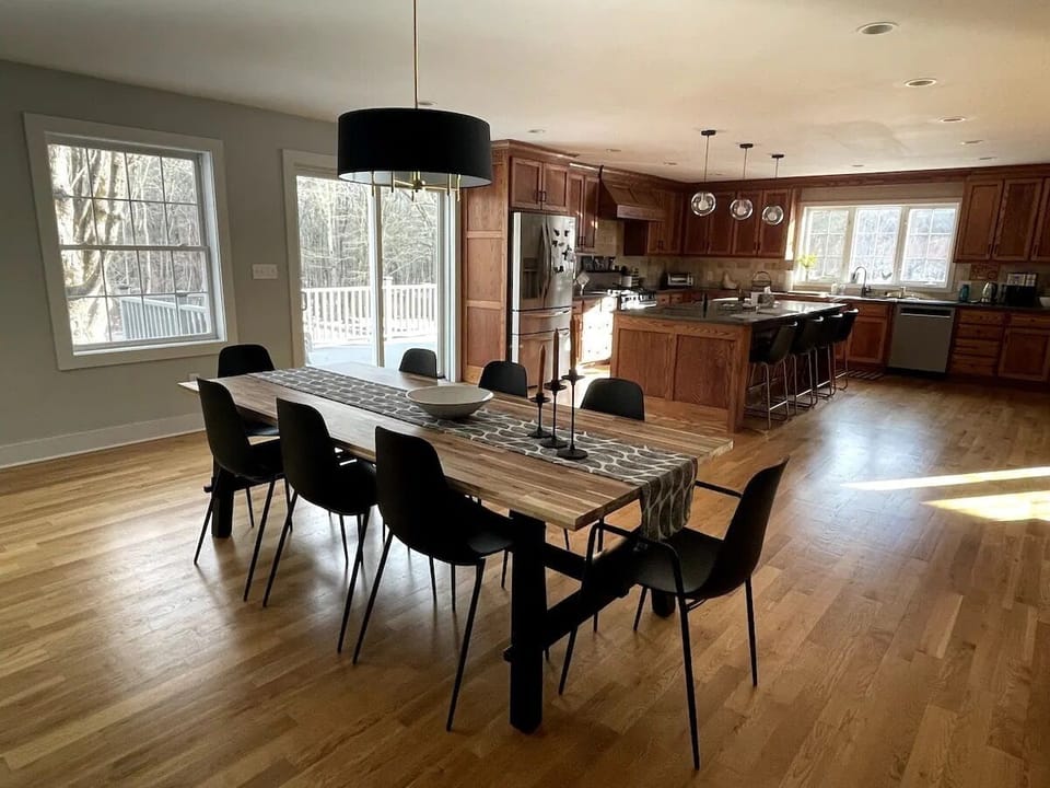 Large dining table has plenty of space for our guests. 
