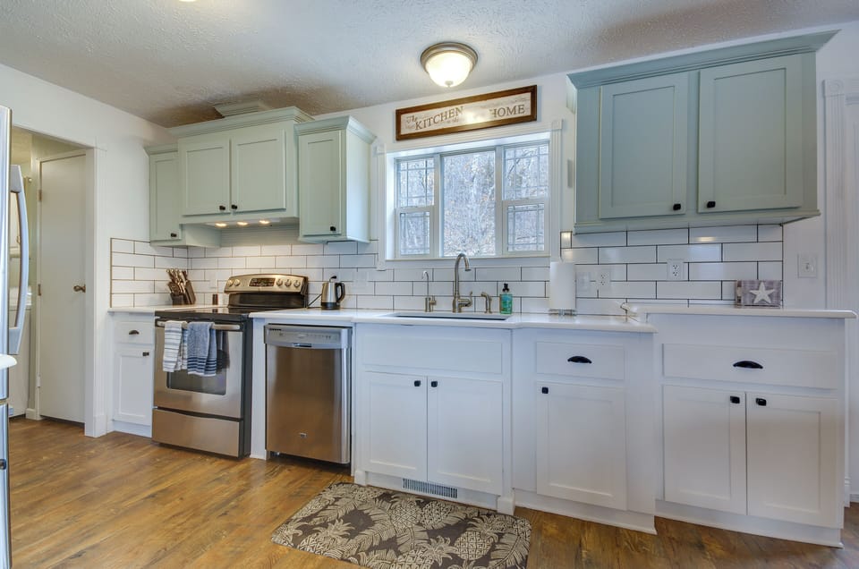 Kitchen | Cooking Basics | Spices | Paper Towels/Trash Bags Provided