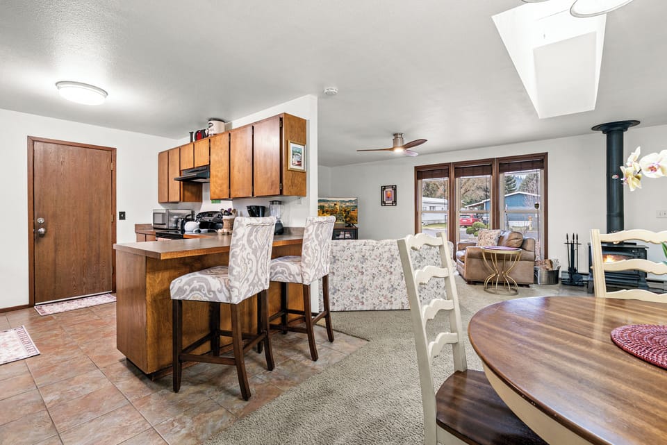 Dining Room, Kitchen Bar