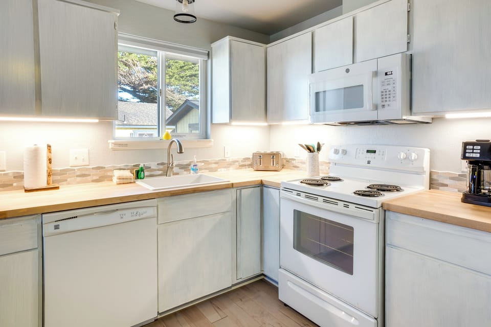 Kitchen | Slow Cooker | Trash Bags & Paper Towels Provided | Drip Coffee Maker