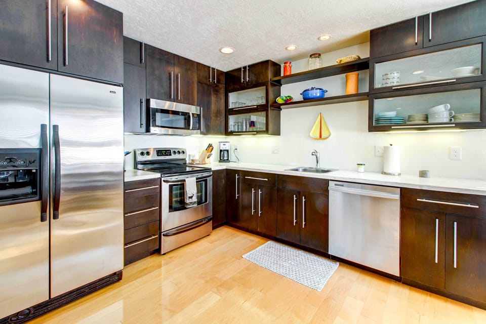 Kitchen | Dishware & Flatware | Coffee Maker | Blender | Toaster