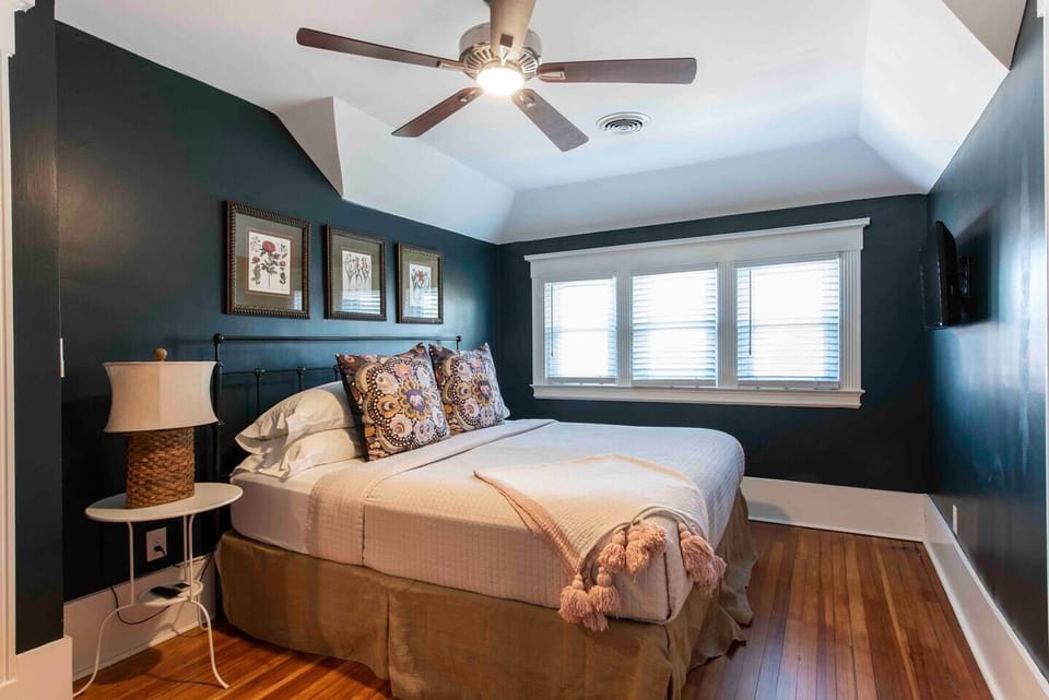 3rd Bedroom ~ 3rd Floor ~ King Size Bed ~ 40" Smart TV