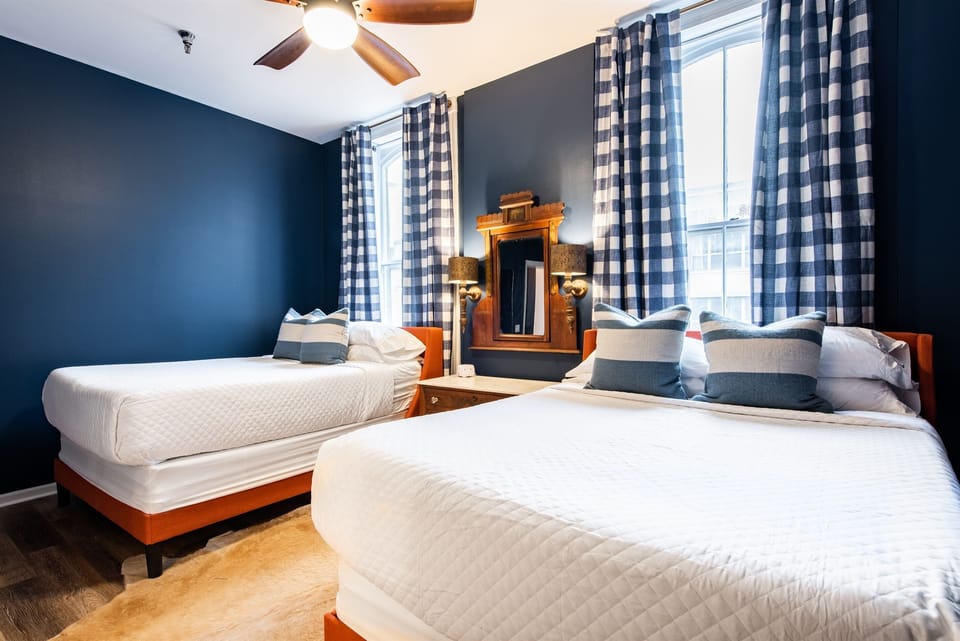 Blantons Bourbon Bedroom, 2 Queen Beds, 45" Smart TV, Ensuite Bathroom, Closet, White Noise.