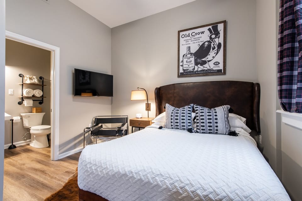 Old Crow Bedroom, Queen Size Bed, Ensuite Fully Renovated Bathroom, Closet, White Noise