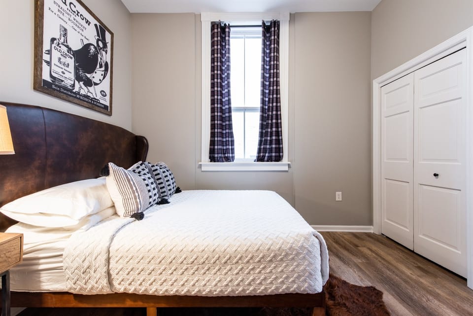 Old Crow Bedroom, Queen Size Bed, Ensuite Fully Renovated Bathroom, Closet, White Noise