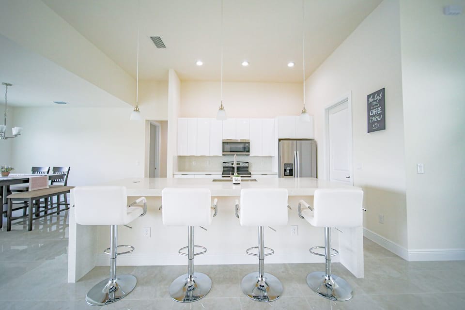 Breakfast Bar with 4 Stools.