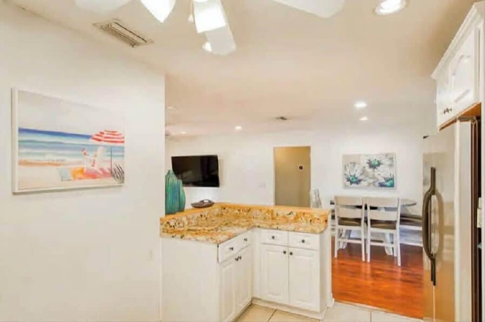 Unwind in style! This airy short-term rental boasts a sleek sectional, beautiful hardwood floors, and plenty of natural light. Your perfect home base for a relaxing getaway! ☀️🏡