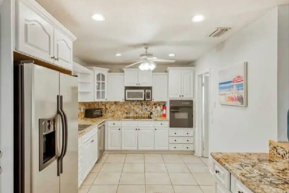Chef’s Kitchen & Modern Amenities Cook up a feast in this fully equipped chef's kitchen! 🍳 Featuring sleek granite countertops, stainless steel appliances, and plenty of space for group meal prep. The perfect vacation rental for foodies! 🥂✨