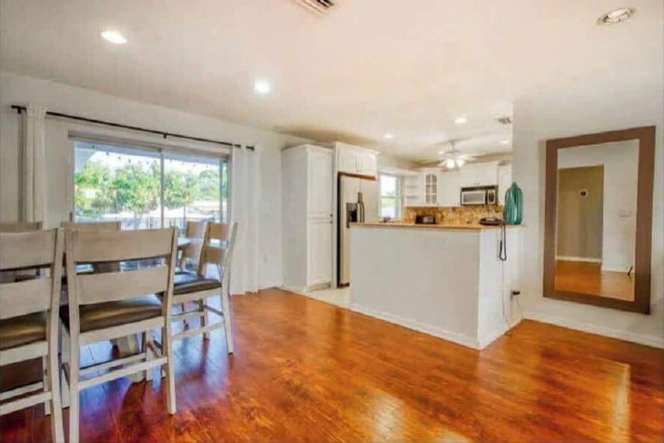 "Relax in our bright, modern living room! This open-concept vacation rental features cozy seating and a large TV—perfect for movie nights. A stylish, clean space designed for your comfort. 🛋️✨"