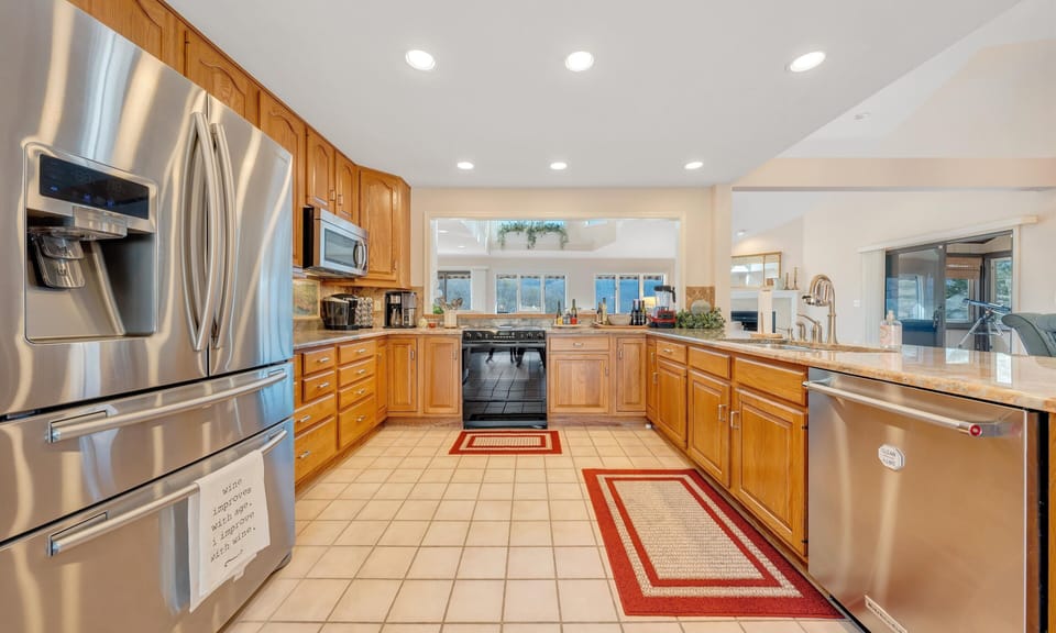 Main Level Full Kitchen