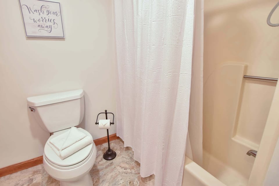 1st Floor Full Bathroom w/ Shower/Tub combo
