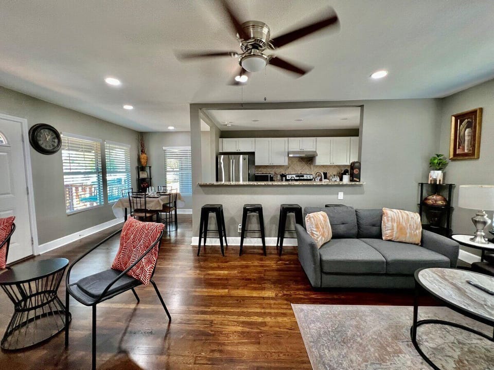 Great family living room, with TONS of space !
