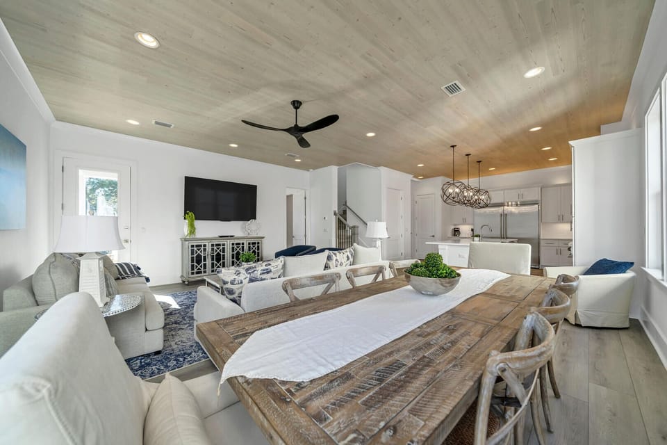 Spacious Dining/Living Room/75" TV