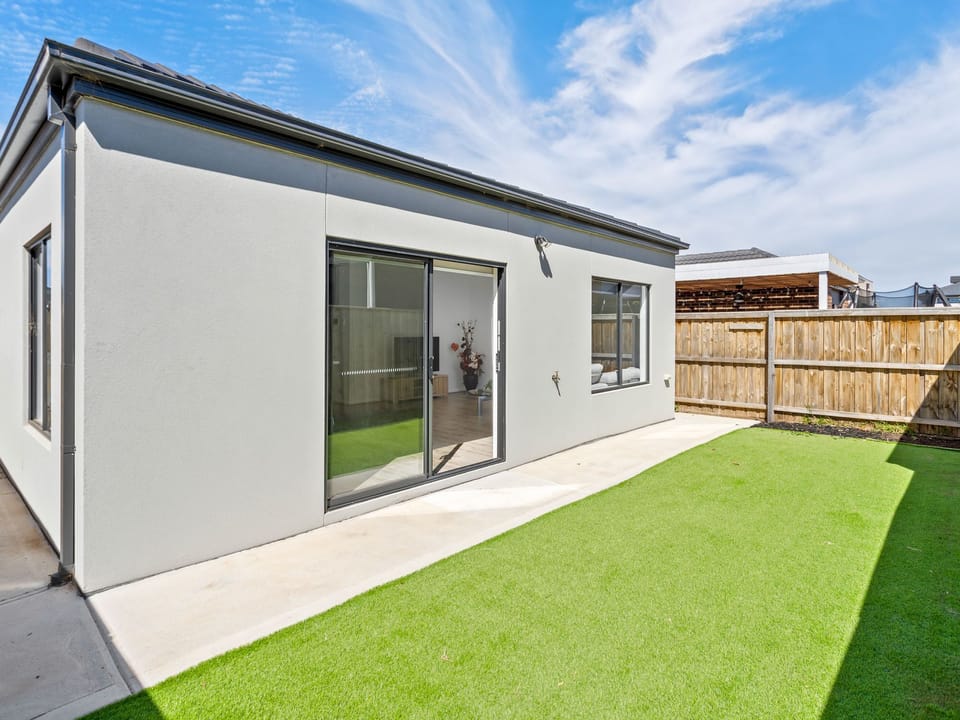 Fully enclosed backyard area nice and light