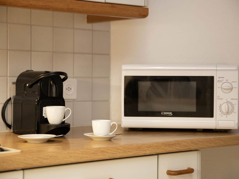 Kitchen Appliance, Small Appliance, Electronic Device, Home Appliance, Machine, Major Appliance, Serveware, Food, Countertop, Microwave Oven