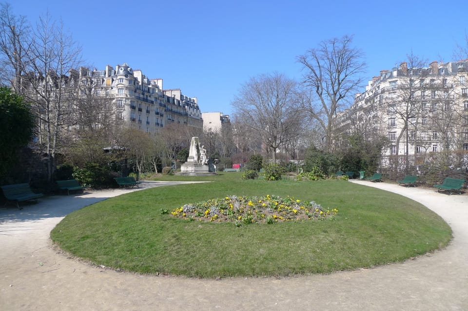 The square Denfert Rochereaux is 100 m from the apt