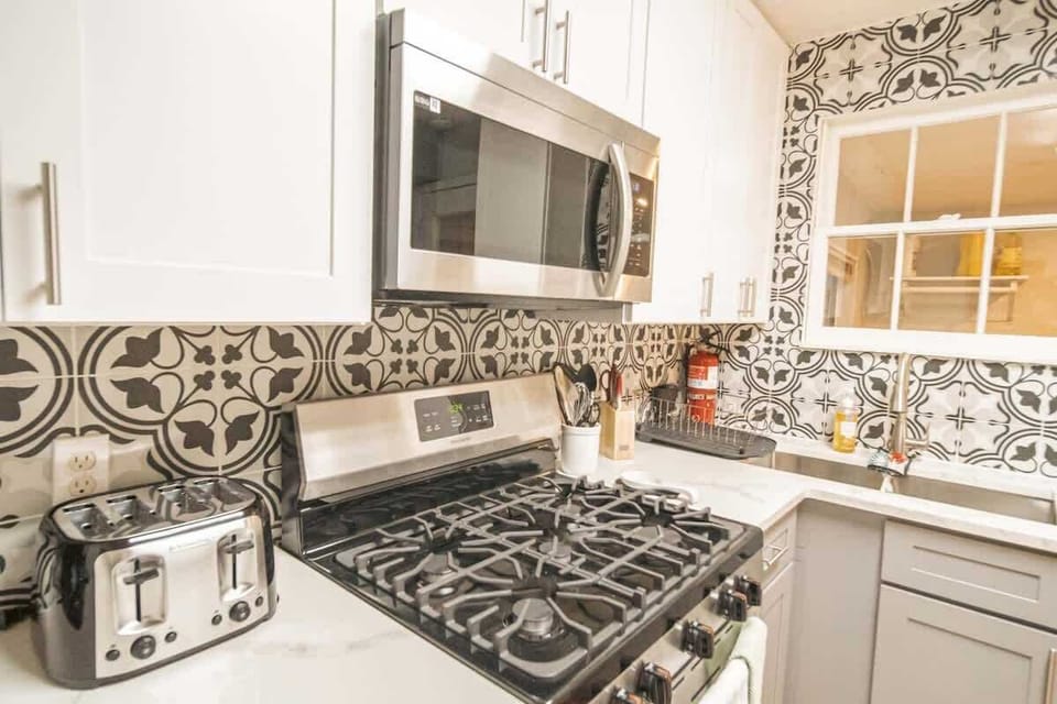 Kitchen amenities