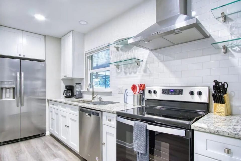 Brand new kitchen appliances. Filtered water and ice maker in refrigerator.