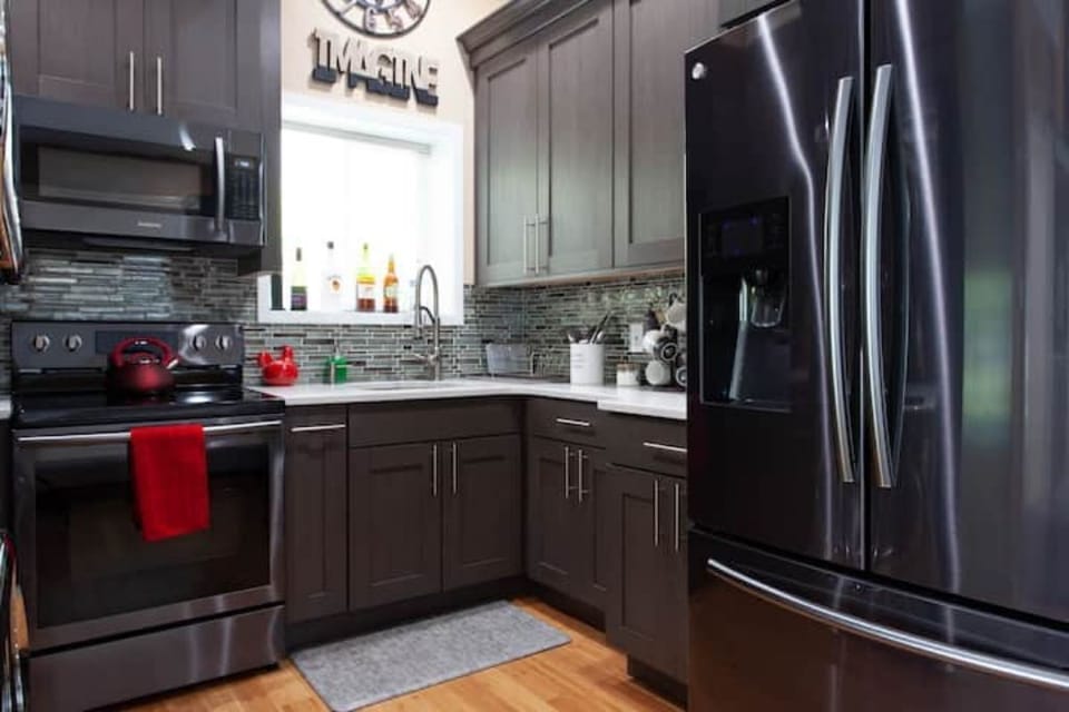 Cook up a storm! There's a stove, oven, and microwave for easy-breezy mealtimes