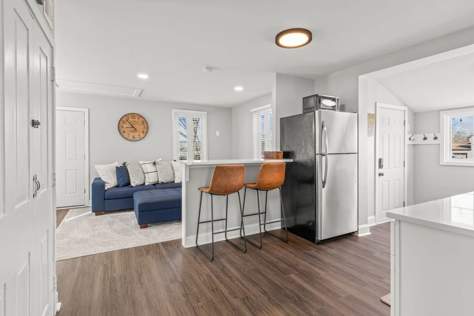 Enjoy your coffee on the kitchen bar.