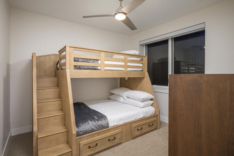 Second bunk room with Twin/Full bunk
