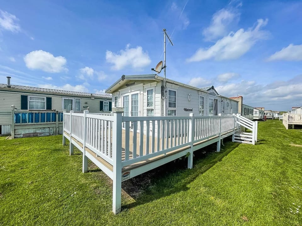 Discover the charm of Walton on the Naze tower with a last minute staycation in a 6 berth caravan at Naze Marine Holiday Park.