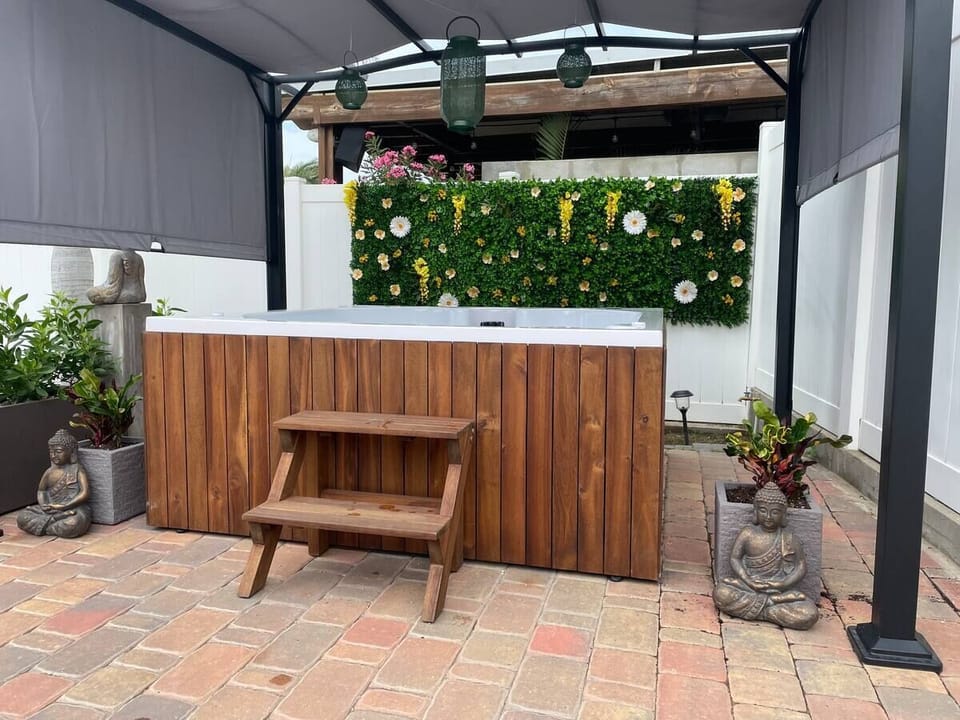 Outdoor spa tub