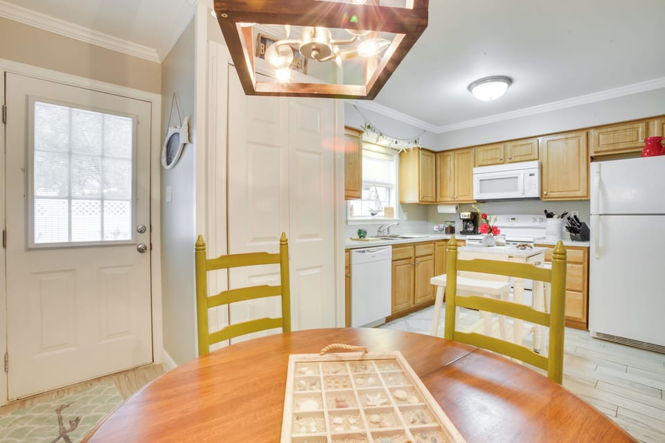 Dining Area | Dishware/Flatware | Trash Bags/Paper Towels