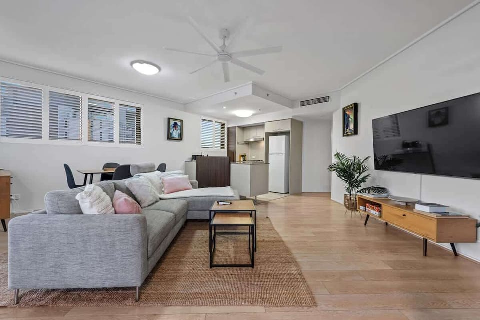 Huge Smart TV, Fast Wi-Fi + ceiling Fan