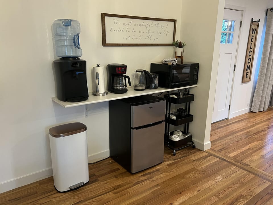 Coffee area (No kitchen)