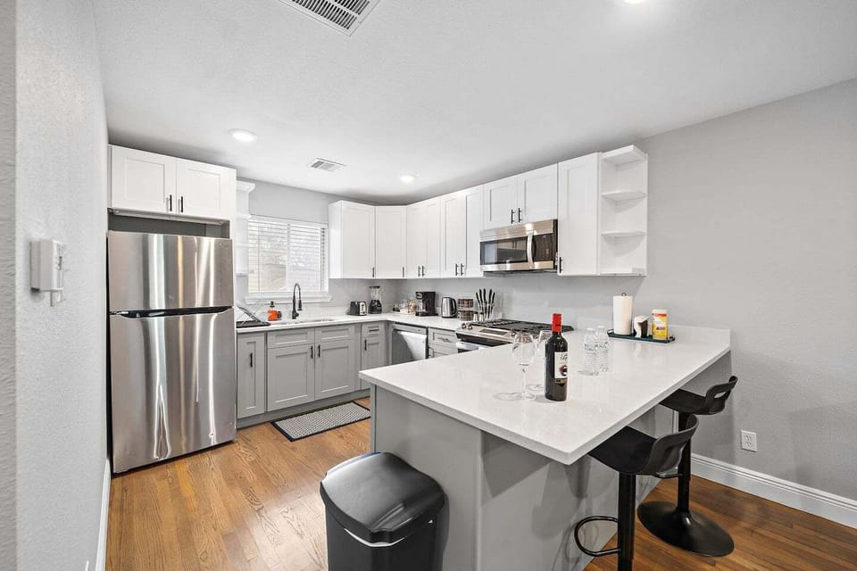 Fully equipped kitchen with high-quality granite countertops.