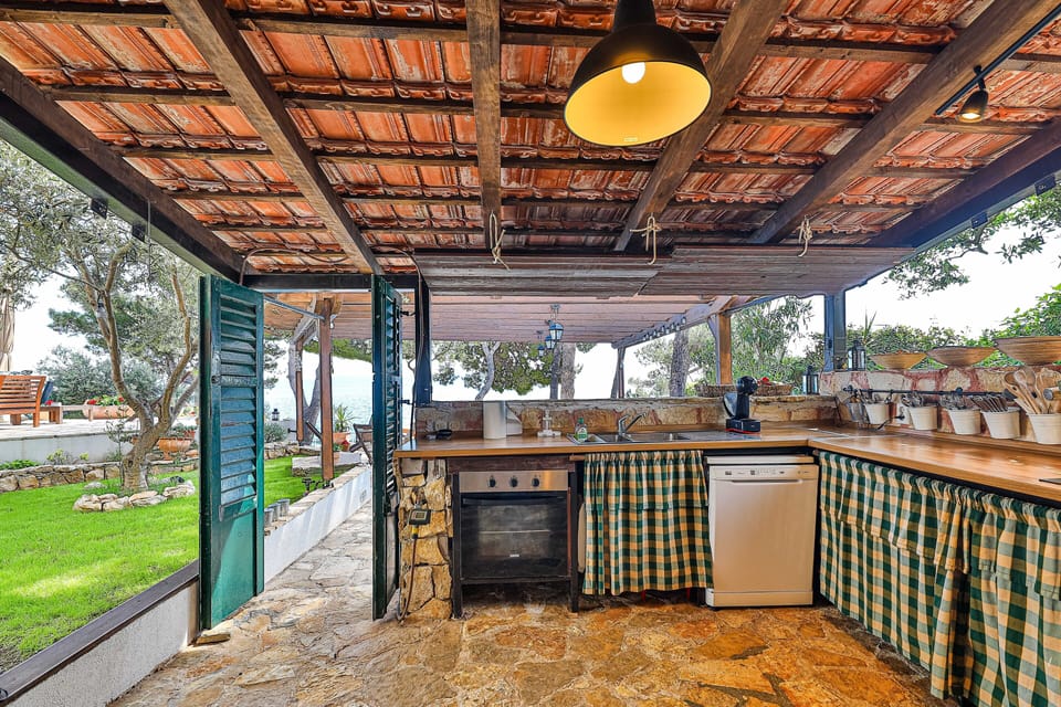 summer kitchen