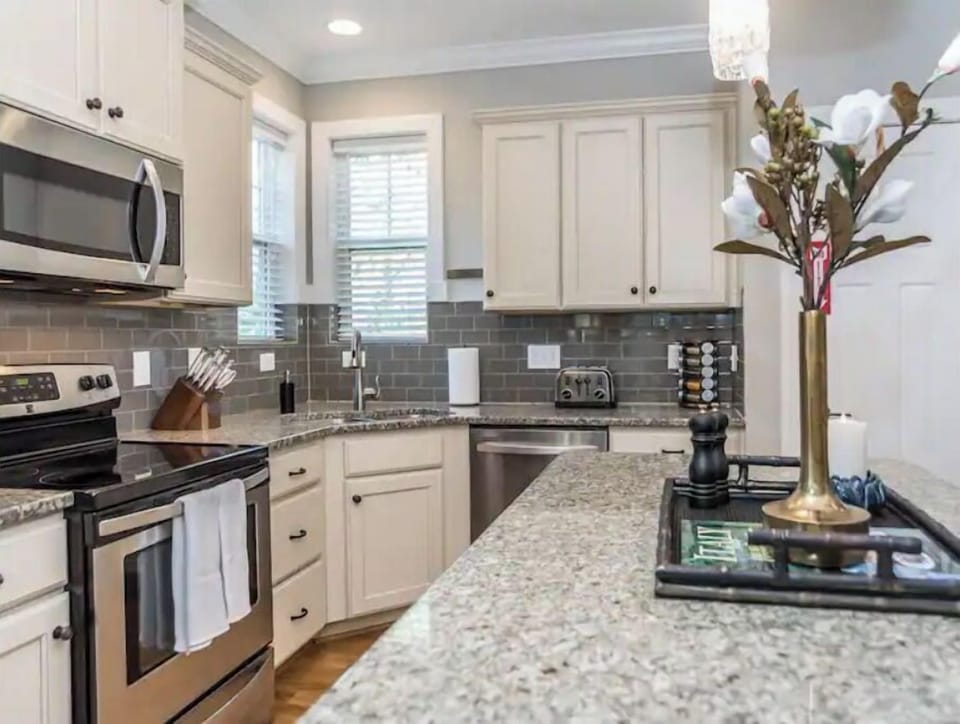 Fully stocked kitchen - Raleigh