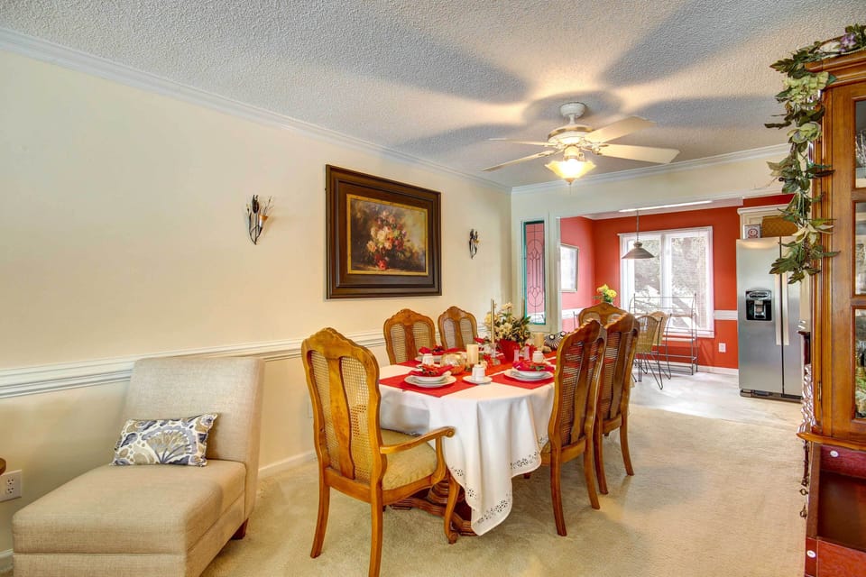 Dining Area | Dishware/Flatware Provided