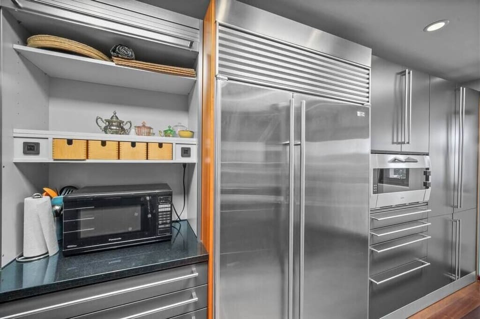 Subzero and Gaggenau oven with pizza stone