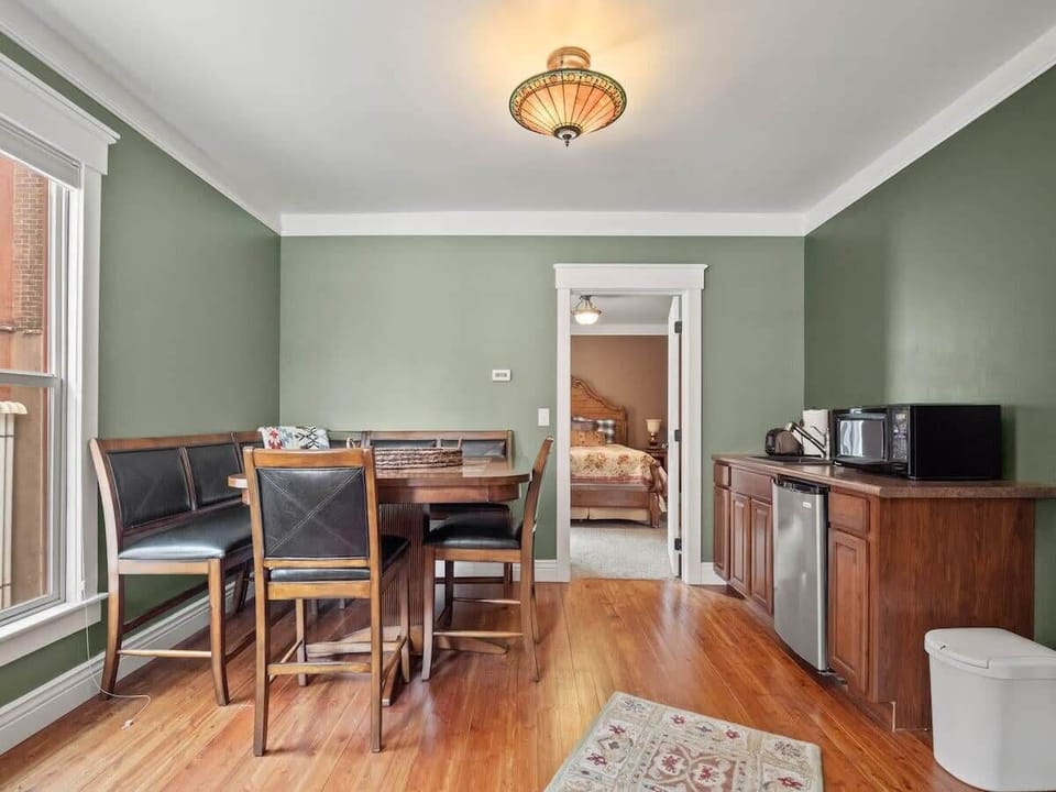 【Dining Area】 Eat-in space adjacent to the kitchen — morning coffee setup.