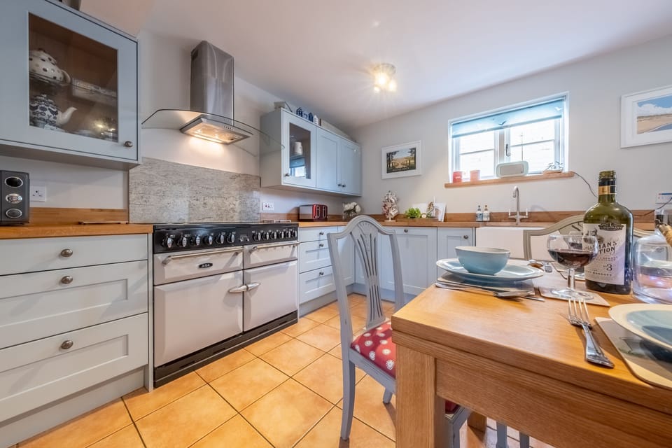 Cornloft Cottage, South Creake: A well-equipped fitted kitchen