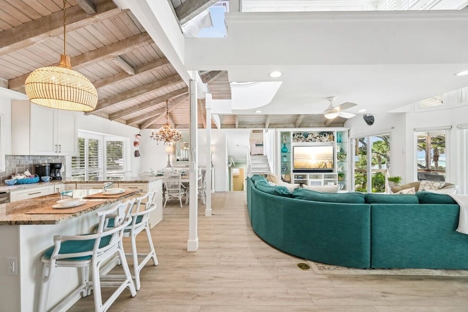 Living room/kitchen combo