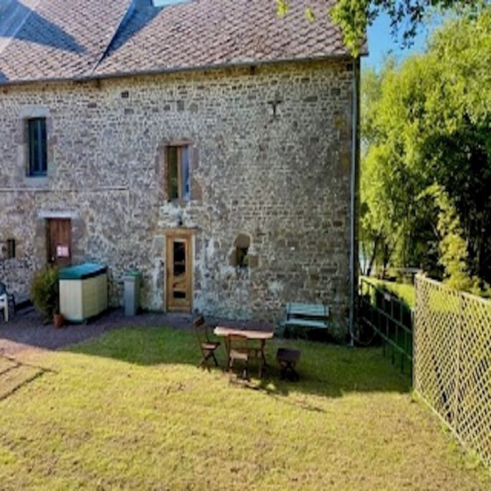garden view of the front of the 
cottage
