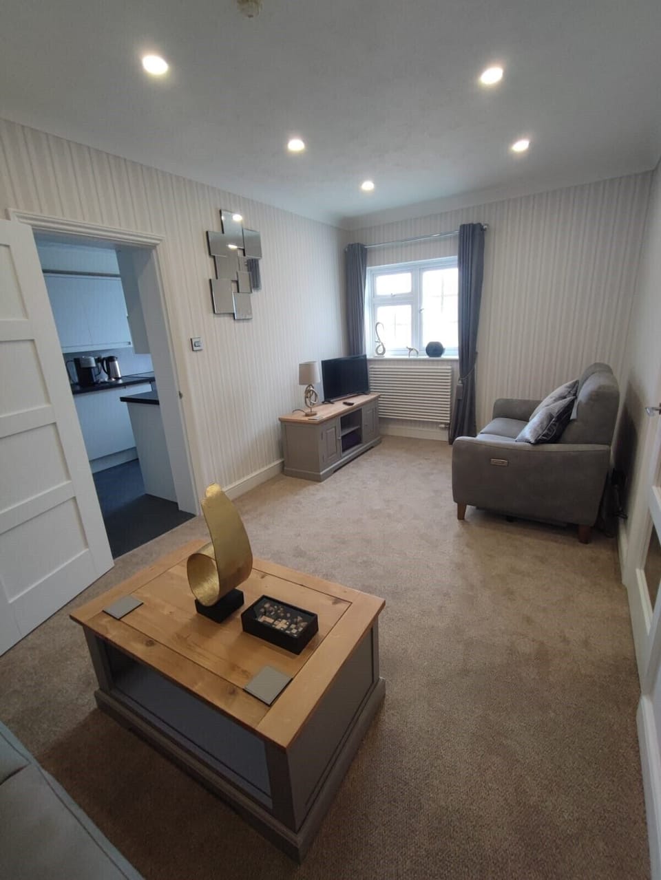 Lounge with 2 reclining sofas and a Smart TV