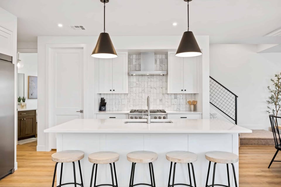 Fully Equipped Kitchen / Counter Seating