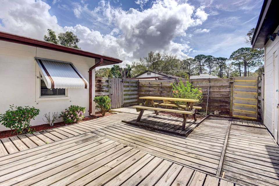 Private Deck & Outdoor Dining Area